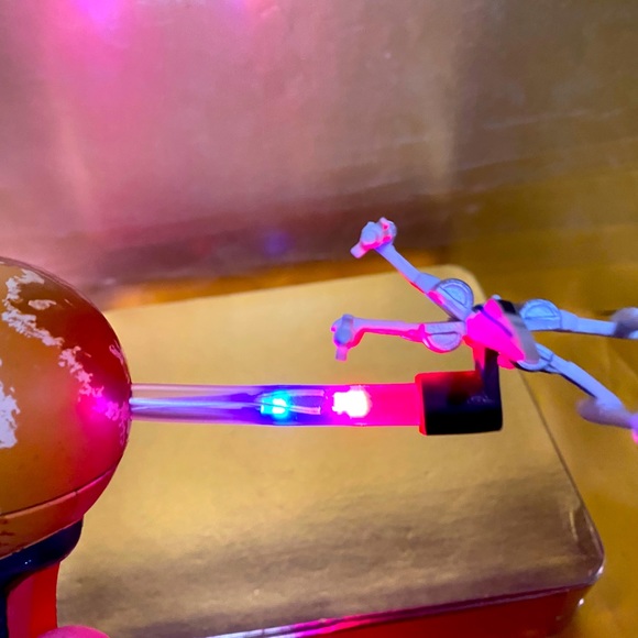 STAR WARS HANDHELD LIGHT UP SPINNER X-WING & THE FIGHTER CHASE AROUND PLANET - Picture 2 of 11